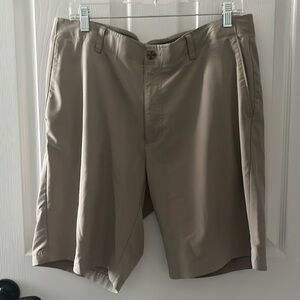 Men’s tan 9 inch inseam lightweight shorts.
